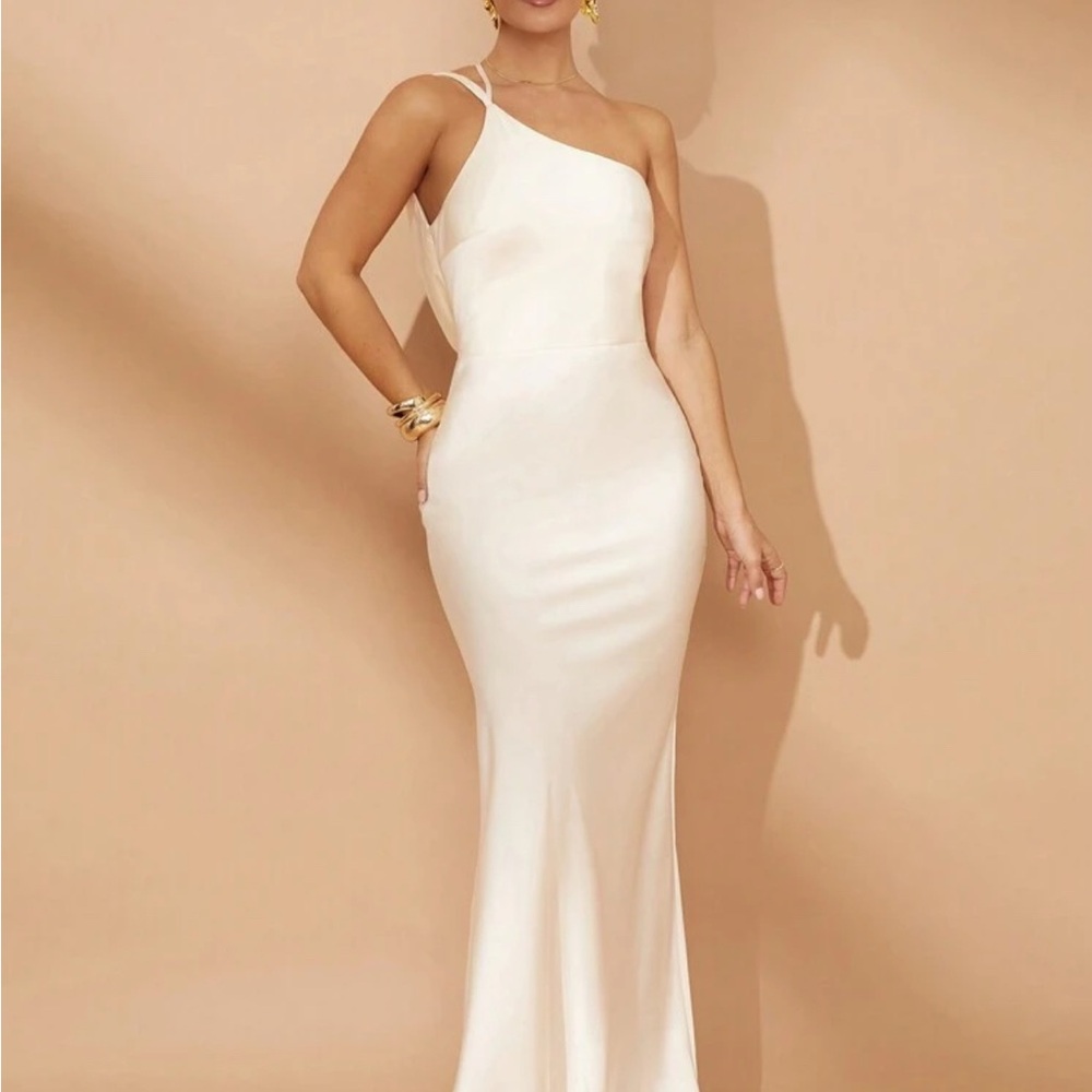 Chic One-Shoulder Cream Dress